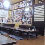 天下の焼鳥 信秀本店 - 店内には訪れた有名人の写真が多数貼ってありますよ