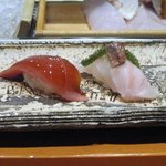 たつみ寿司 - 寿司は醤油を付けて食べるという通常のスタイルとは違っており、出てきた時すでに味付けが施されてます