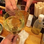 マメタク - ヴァン・サンカン白280円で、店の方と乾杯！