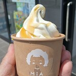 MiA COFFEE ROASTERS - 珈琲屋さんのソフトクリームM（リンゴソース）＠￥350円