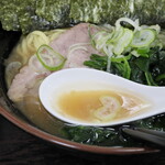 横浜家系らーめん 雷家 - しっかり多めのアブラ