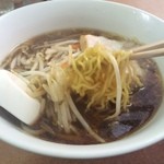 登美屋 - おいしい中細の縮れ麺