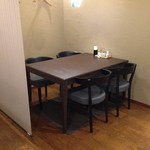バラモン食堂 - 奥のテーブル席、半個室、お隣の席とはロールカーテンで仕切られています。