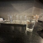 和レー屋 南船場ゴヤクラ - カウンターで　セルフの水