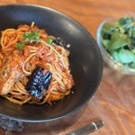 Minkle - 料理写真:香ばしローストチキンと揚げナスのトマトパスタ（サラダ付）
