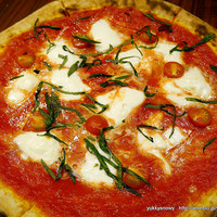 Serafina NEW YORK さいたま新都心店 - マルゲリータ　Ｄ.Ｏ.Ｃ トマトソース　
                イタリア直輸入の”フィオールディラッテ”モッツァレラ、チェリートマト、バジル