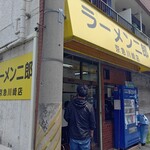 ラーメン二郎 - 外観 入り口