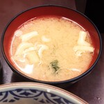 たつ屋 - 熱々提供の"みそ汁"。
