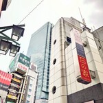 たつ屋 - JR新宿駅・東南口の階段下。甲州街道沿いの下道沿いにあります。