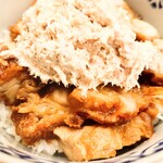 たつ屋 - 甘辛ダレで軽く煮込んだ"揚げ鶏"が絶品。