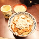 たつ屋 - ■ Wチキンだ！シーチキンマヨとりどん、780円
■ みそ汁、80円