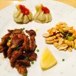 ネパール料理ANITA - ちょい呑みMOMOセット⇒MOMO、スパイシー鶏皮、ピーナッツの香り和え