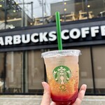 スターバックスコーヒー - チラックス ソーダ ストロベリー　¥579