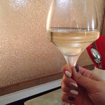 wine bar ロバ - 磨りガラスがレトロで好き。白ワインも、香りかぐだけ…涙