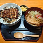 炭屋 - 料理写真:お得な鰻を食べに来たので

●プチうな丼とうどんセット　1,200円

を注文してみた

今日は備長炭を積み重ね火を起こされていて
火がついた備長炭を並べられてから焼きが開始された