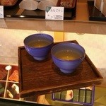 柿の葉すし本舗　たなか - サービスのほうじ茶