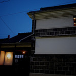 Kyandoru Taku Watanabe Tei - 夜のとばりが下りると、門と窓に暖かなあかりが…