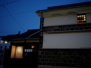Kyandoru Taku Watanabe Tei - 夜のとばりが下りると、門と窓に暖かなあかりが…