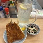 立呑み 晩杯屋 - 料理写真:ゴールデンチュウハイとアジフライ