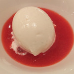 御影 ジュエンヌ - あまおう苺のスープ仕立てにミルクのアイスクリーム