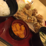 ジョイフル - 若鶏の唐揚げ定食／¥490 (税込530円)