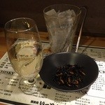 いーとす - 白ワインとお通し。