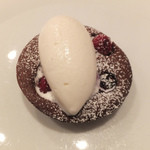 御影 ジュエンヌ - ベリーを詰めてしっとりと焼き上げたチョコレートの焼菓子にミント風味のアイスクリームをのせて