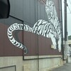 アムール - お店の裏側壁面に最強のトラ「アムール」が描かれています