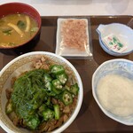 すき家 - 料理写真:山かけオクラめかぶ牛丼(小)とみそ汁