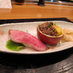 時の宿 すみれ - 大とろポワレのにぎりと
      牛そぼろのちらし寿司