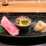 時の宿 すみれ - 大とろポワレのにぎりと
      牛そぼろのちらし寿司