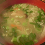 横田酒場 - 具沢山味噌汁付き。