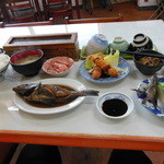 オレンジハウス - 旅館の夕食　メバルの刺身と煮つけ
