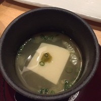 観音坂 鳥幸 - 白湯湯豆腐
                  
                  間の大根おろしとぬか漬けは省略(^^