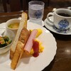 朝日珈琲サロン - 朝日モーニングセット(税込750円)
①トースト②スクランブルエッグ&ハム③小松菜サラダ、桜蝦掛け④エスプレッソカップのお味噌汁⑤パイナップル
お飲み物《セットドリンク》①HOT珈琲