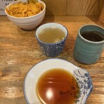 やき鳥 宮川 - 事前に鶏スープ、ツユ、お茶が並べられている