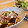 Rira - A:Rira(リラ)ランチ(税込1,430円)
①野菜サラダ(バジル&赤縮緬萵苣&萵苣&水菜)②鶏唐揚げ《2個》③モッツァレラチーズ&バジル&生ハム&茄子の蕃加ソースのパスタ