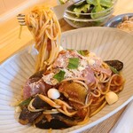 Rira - ③モッツァレラチーズ&バジル&生ハム&茄子の蕃加〖トマト〗ソースのパスタ
パスタはアルデンテよりも軟らかめな仕上げ
具材が多くしっかりとした食べ応えあり
このお値段でデザートがあるのは嬉しい