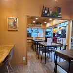 Rira - 店内は淡橙色の天井、絵画等が飾られた淡橙色の壁、木板張り床、和み感のある空間、BGMは洋楽
お席は1階にカウンター席、テーブル席の小計20席
あとカウンター下には電源もあるのが嬉しい
