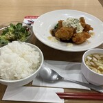 いっかく食堂 - 料理写真:ハンバーグとチキン南蛮定食 1408円　ご飯大盛　盛付の汚さやばい、ハンバーグの上にチキン南蛮、ハンバーグにマヨネーズかかっててドン引き。待った割にスープ以外全部ぬるい。フードコートなんてこんなもんか