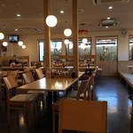 鶴見緑食堂 - 店内は広い