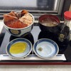 ウトロ漁協婦人部食堂 - 三種丼　味噌汁、たくあん付