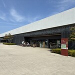 道の駅 高田松原 - 道の駅外観。奥（左半分）は伝承館です。