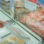 たこせんべいの里 - 試食はなぜか止まらなくなります（笑）