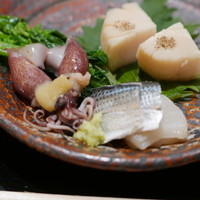 てんぷら 近藤 - 刺身盛り合わせ。ホタルイカ、シメサバ、ホタテ、イカ？
