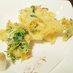 藤吉 - 本日のおまかせ竹(3000円・外税)の帆立と三つ葉のかき揚げと桜海老と新玉ねぎのかき揚げ