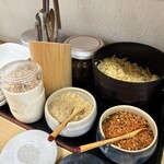 釜揚うどん一紀 - 卓上の揚げ玉、胡麻、七味