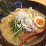 まきの - 醤油 ふつう 中太麺 800円
カウンター7席 平日昼のみ営業 接客が良い
ラーメンとしては味濃いめにした方がいいかも？でもスープ飲むこと考えるとふつうでちょうど良いかも。
4月からマイナーチェンジするって言ってたのでまた来なくては…！