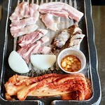シガン 生サムギョプサル専門店 - 4種の部位食べ比べセット