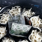 ザ・ビッグエクストラ - 料理写真:意外と薬味多種